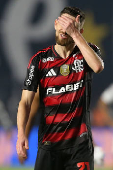 Santos e Flamengo na Vila Belmiro, em São Paulo, pelo Brasileirão 2025