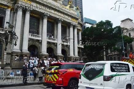 O corpo da cantora Preta Gil, saindo do Theatro Municipal, em cortejo no carro do corpo de bombeiros