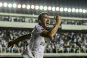 Gustavo Henrique comemora após marcar o primeiro gol do Santos contra o Palmeiras