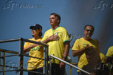 Bolsonaro, Michelle Bolsonaro e Silas Malafaia em ato na praia de Copacabana, no RJ