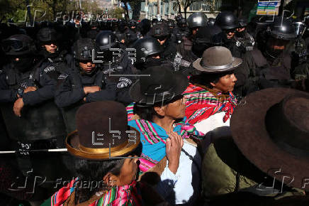 Seguidores de Morales marchan e intentan inscribir su candidatura presidencial a la fuerza