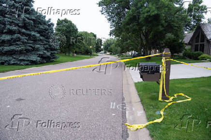 Minnesota police, FBI hunt suspect in deadly shooting of Democratic state lawmakers