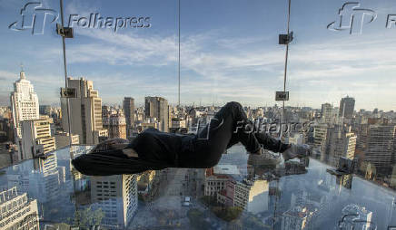 Visitante no Sampa Sky, no centro de SP