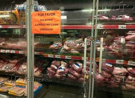 Supermercado em São Paulo tranca com cadeado geladeira de carnes