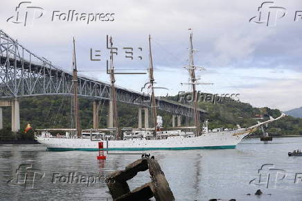 El buque escuela de la Armada española Juan Sebastián de Elcano cruza el Canal de Panamá para continuar su travesía