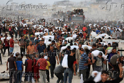 Palestinians receive aid supplies in Beit Lahia