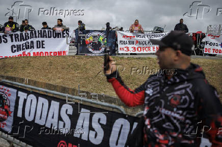 Un centenar de repartidores de aplicaciones protestan por más derechos en Brasil