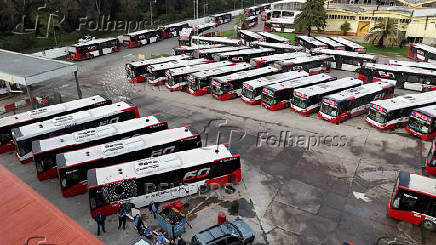 Argentine bus unions call a strike to demand wage increase