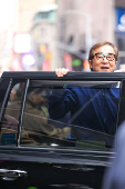 Jackie Chan é visto na região da Times Square na cidade de Nova York