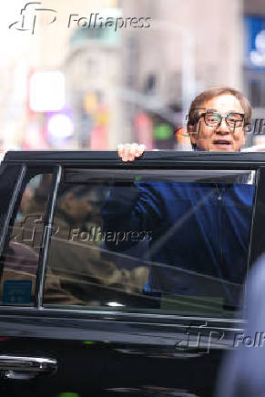 Jackie Chan é visto na região da Times Square na cidade de Nova York
