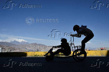 Bolivians compete with motorless cars, in La Paz