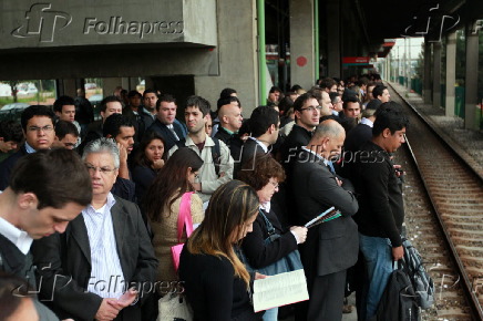 Passageiros lotam plataforma da
