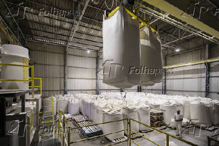 Sacos de farinha em fábrica de trigo no interior de SP