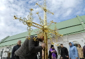Installation of the cross on Kyiv's Trinity Gate Church after restorarion