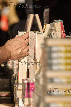 Movimentação durante o sétimo dia da Feira do Livro