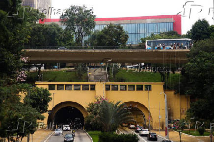 movimentação de veículos na avenida 9 de julho