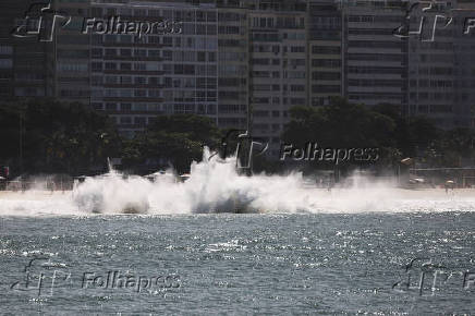 Ressaca do mar no Rio de Janeiro.