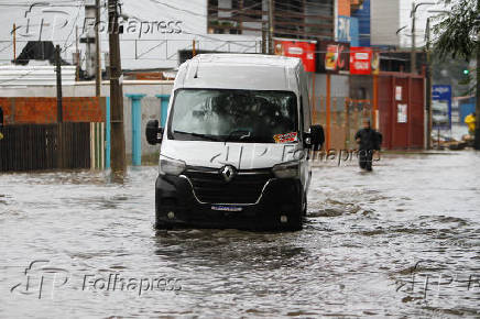 A chuva que cai no Rio Grande do Sul desde segunda-feira (16), alagou ruas em Canoas-RS