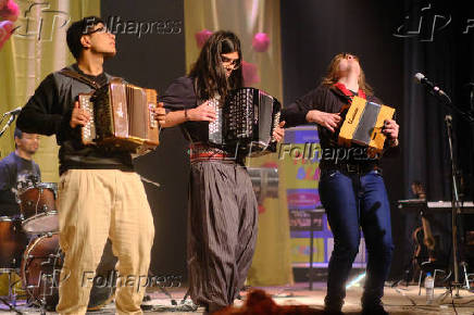 MALUKOS BELEZA ENCANTA COM SHOW INCLUSIVO NO TEATRO DA AMRIGS