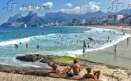 Banhistas e turistas na praia do Arpoador (RJ)