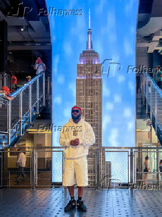 Odumodublvck visitou o empire state building para celebrar o novo single ?pity this boy? ft. Victony.
