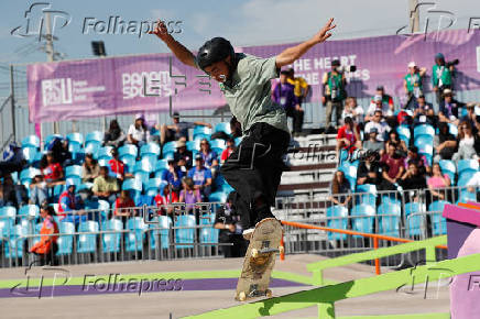 Skateboarding street masculino
