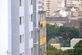 Pintor trabalhando em edifício no centro de São Paulo (SP)