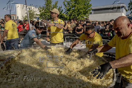 Una tortilla de más de 200 kilos por los 25 años de Alento, asociación de daño cerebral