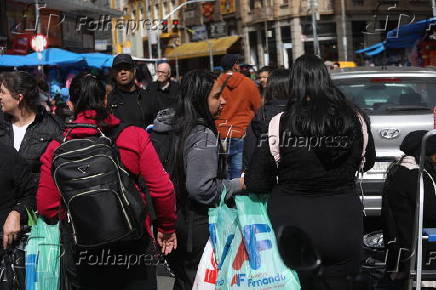 Movimentação na rua 25 de Março
