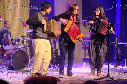 MALUKOS BELEZA ENCANTA COM SHOW INCLUSIVO NO TEATRO DA AMRIGS