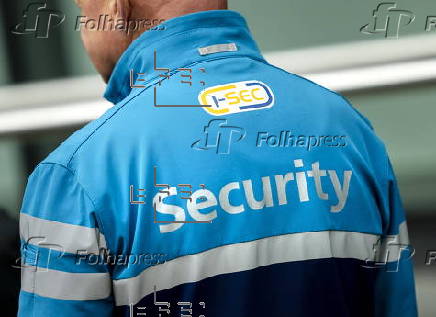 Security guards at Schiphol hand over petition to the management