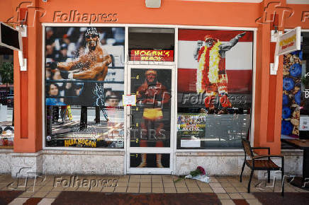 People pay tribute to Hulk Hogan at his Florida home