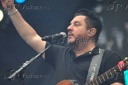 Bruno canta sozinho em festival