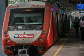Vista das plataformas da estação de metrô de Esteio