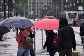 Pedestres enfrentam chuva moderada na região central e SP