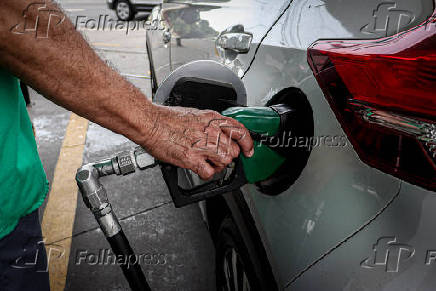 Postos de combustíveis reduzem preço da gasolina após corte nas refinarias.