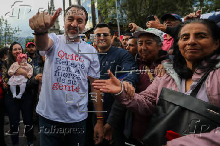 Simpatizantes muestran apoyo al alcalde de Quito, Pabel Muñoz