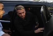 O ex-presidente Jair Bolsonaro fala com a imprensa após prestar depoimento na PF