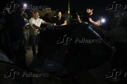 Os deputados Helio Lopes e Coronel Crisóstomo acampam em frente ao STF