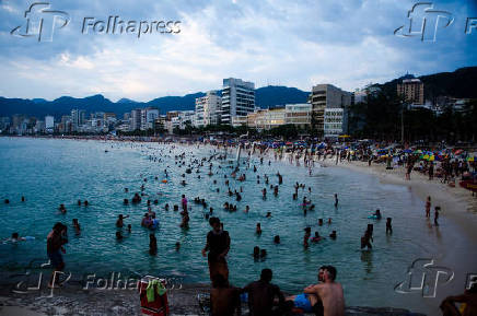 Banhistas são vistos aproveitando o verão do Rio de Janeiro