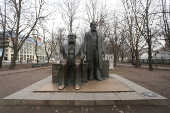 Vista do monumento de Karl Marx e Friedrich Engels, na região central de Berlim