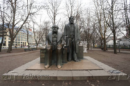Vista do monumento de Karl Marx e Friedrich Engels, na região central de Berlim