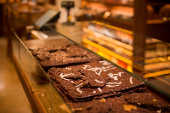 Placas de chocolate da loja Dengo do Shopping JK Iguatemi, em São Paulo