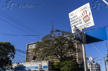 Placa configurando aporofobia, na cidade de Marília