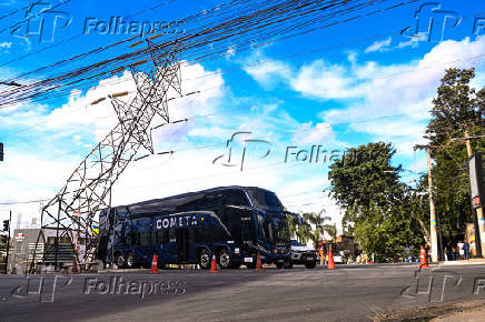 Ônibus danifica torre de energia em Contagem