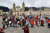 Un puñado de personas asiste en Bogotá al plantón en defensa de reforma laboral de Petro