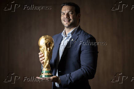 Samir Xaud segura a taça da Copa do Mundo na sede da CBF