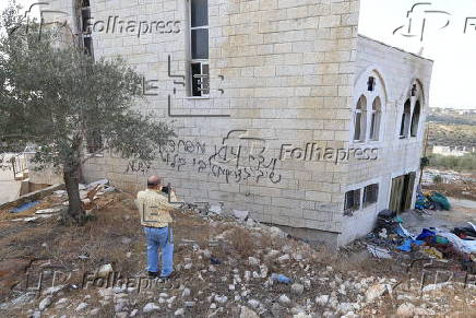 Israeli settlers vandalize Al-Hajja Hamida Mosque in Der Estya village