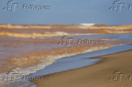 Praia de Regência, em Linhares (ES), recebe lama de Mariana (MG)