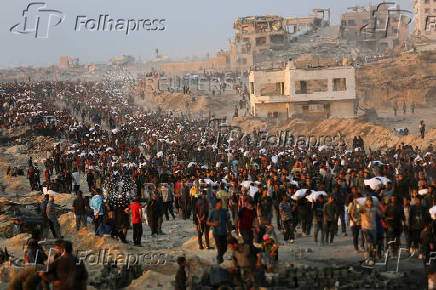 Palestinians gather to receive aid supplies in Beit Lahia